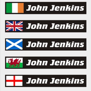 Op de afbeelding: Vijf zwarte en witte rechthoekige labels met de tekst "John Jenkins" in wit. Elk label heeft een andere vlag: Iers, Brits, Schots, Welsh en Engels.