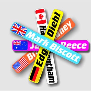 Peut inclure: Un ensemble d'étiquettes de nom personnalisées colorées avec des drapeaux de différents pays. Les étiquettes comprennent les noms Mark Biscott, Reece, Diehl, Jathan et Brady. Les drapeaux comprennent les drapeaux canadien, australien, américain, britannique et allemand.