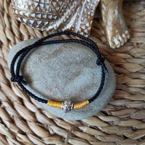 Bracelet tibétain, mantra tibetain avec fil doré chance, porte-bonheur, bracelet de chance, porte chance, protection. Noir.