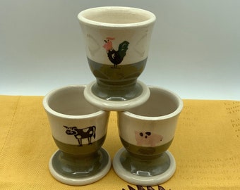 SARAH BILLINGHAM. Rotland Keramik. 3 Eierbecher vom Bauernhof Tiere - Kuh, Schwein und Hahn. Handgemachte Keramik in Handarbeit in England.