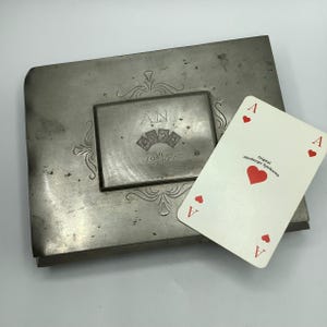 Estojo para baralho SVENSKT TENN (estanho sueco) da década de 1930 e 2 baralhos antigos de 55 cartas da Altenburger Spielkarten. Assinado por J.L. Hultman.