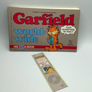 GARFIELD Weltweit.  #15.  1988 erste Auflage, 1 Druck.  Softcover mit Vintage Lesezeichen.  Von Jim Denims.