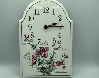 Horloge murale suspendue Botanica VILLEROY & BOCH. Lathyrus Tuberosus (pois de terre). Porcelaine vitro. Produit de 1983 à 2008.