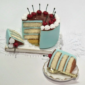 UNIKAT Schoko und Vanille Biskuit Torte mit Kirschen - Miniatur Kuchen / Konfekt für Puppenhaus 1:12