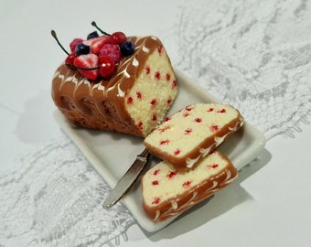 Gâteau glacé unique aux cerises avec des baies fraîches - Miniature de nourriture pour maison de poupée - Gâteau/article de confiserie pour maison de poupée à l'échelle 1:12