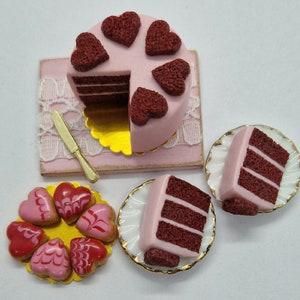 UNIKAT Valentinstag Rote Samt Kuchen & Herz Glasierte Donuts - Puppenhaus Miniature Essen - Kuchen für Puppenhaus 1:12 Maßstab, Handgemacht