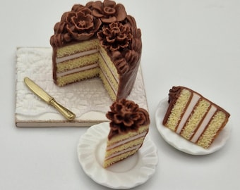 Dolls House Miniature Chocolate Floral Gâteau - 1:12 Scale