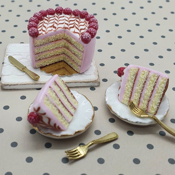 Gâteau en couches glacé à la framboise UNIQUE - Nourriture miniature pour maison de poupées - Article de gâteau/confiserie pour maison de poupée à l'échelle 1:12 fabriqué à partir d'argile polymère