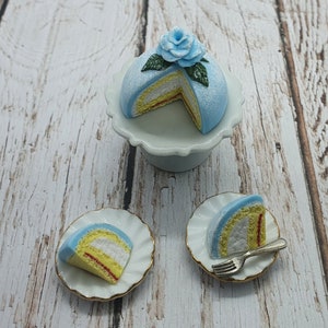 Gâteau princesse suédois (bleu pastel) - Maison de poupées miniature - Gâteau/article de boulangerie pour maison de poupée à l'échelle 1:12 - Fabriqué au Royaume-Uni
