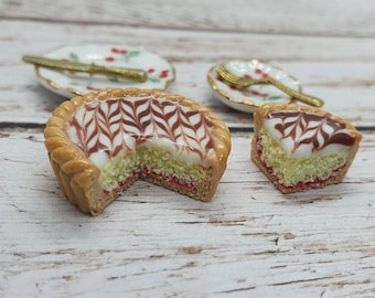 アイスチェリーベイクウェル/チェリー＆アーモンドタルト - ドールハウスミニチュアフード - ドールハウス用ケーキ/ベーカリーアイテム 1:12スケール - 英国製