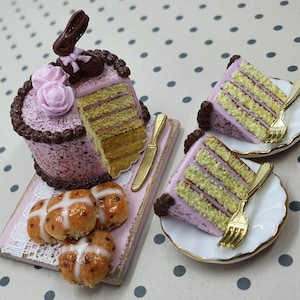 UNIQUE Easter Vanilla Layer Cake (Pastel Pink) & Hot Cross Buns - Dolls House Easter Miniature Food - Cake for Doll House 1:12 Scale