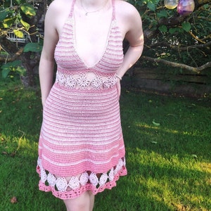 Gehäkeltes süßes Sommerkleid mit Blumendetails. Größe S / M, das Kleid ist sehr bequem und atmungsaktiv, von mir mit Liebe 100% Baumwolle