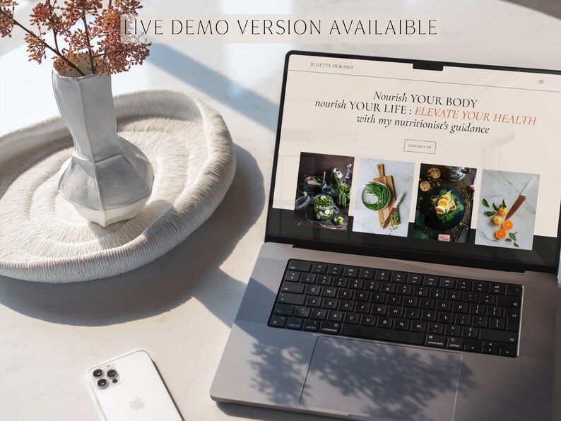 Może przedstawiać: Laptop z wyświetlaną stroną internetową dietetyka. Strona zawiera tekst "Nourish YOUR BODY nourish YOUR LIFE: ELEVATE YOUR HEALTH with my nutritionist's guidance". Strona zawiera r&oacute;wnież cztery zdjęcia zdrowej żywności.