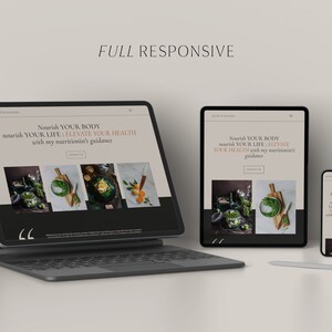 Może przedstawiać: Projekt strony internetowej wyświetlony na laptopie, tablecie i smartfonie, prezentujący stronę internetową dietetyka. Strona internetowa ma minimalistyczny design z czarnym tłem i białym tekstem. Tekst brzmi: "Odżywiaj swoje ciało, odżywiaj swoje życie: podnieś swoje zdrowie dzięki wskaz&oacute;wkom mojego dietetyka".