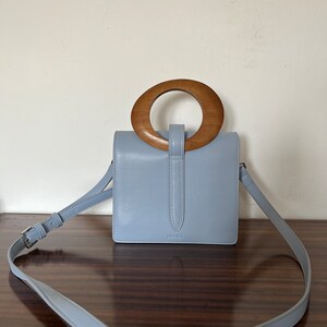 INYATI vegan bag in pastel blue, INYATI ABBEY retro bag with wooden handle and detachable strap