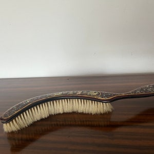 Antiker Tischkehrbesen, Ende des 19. Jahrhunderts, Anfang des 20. Jahrhunderts, lackierter Pinsel mit Einlagen aus chinesischem Perlmutt, gebogener Pinsel
