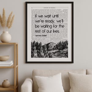 Puede incluir: Ilustración en blanco y negro de una escena de bosque con un camino sinuoso. La cita "Si esperamos hasta que estemos listos, estaremos esperando el resto de nuestras vidas." de Lemony Snicket está impresa en una página de libro vintage.