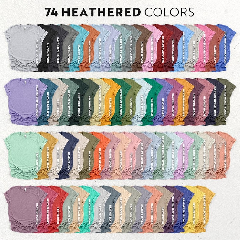 K&ouml;nnte beinhalten: Darstellung von 74 melierten T-Shirts in verschiedenen Farben, jede mit einem anderen Farbton. Die Shirts sind in Reihen angeordnet und zeigen eine gro&szlig;e Auswahl an Farbt&ouml;nen, von hellen Pastellt&ouml;nen bis hin zu tiefen, satten Farben. Der Text "74 HEATHERED COLORS" steht oben.