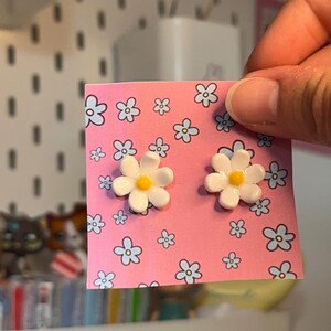 Polymer clay daisy stud earrings