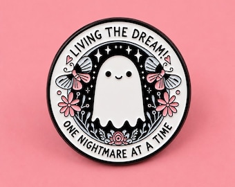 Pin esmaltado "Viviendo el sueño, una pesadilla a la vez" / Pin de fantasma adorable / Insignia divertida y espeluznante / Accesorio gótico pastel / Regalo de fantasma para Halloween