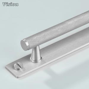 Meridian Räfflat Mässingshandtag Med Bakplatta – Silverfärgat Handtag
