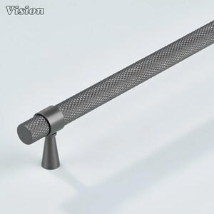 Peut inclure: Une poignée de meuble gris foncé avec une barre à motif de losanges et une extrémité cylindrique. La poignée a une petite base conique. Le mot "Vision" est dans le coin supérieur gauche. Idéal pour les armoires de cuisine ou de salle de bain.