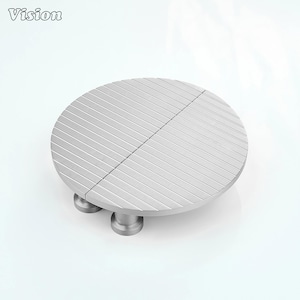 Peut inclure: Un plateau de service rond argenté avec une surface rainurée. Le plateau est soutenu par trois petits pieds cylindriques. Le mot "Vision" est imprimé dans le coin supérieur gauche.