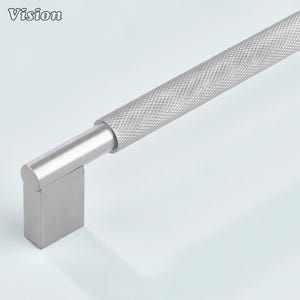 以下が含まれることがあります： ダイヤモンド模様のテクスチャード加工されたハンドルが付いた、シルバーのキャビネットプル。ハンドルは長方形のベースに接続されています。「Vision」という単語が左上にあります。キッチンやバスルームのキャビネットに適しています。