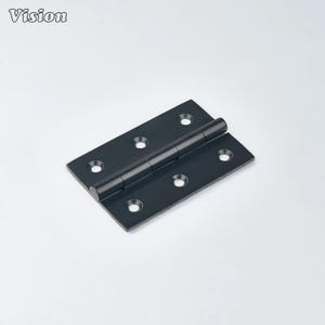 Peut inclure: Une charnière métallique noire avec des coins arrondis et plusieurs trous de vis. La charnière est ouverte, révélant la goupille cylindrique qui relie les deux plaques rectangulaires. Le mot "Vision" est dans le coin supérieur gauche.