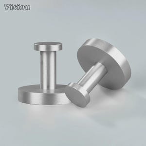 以下が含まれることがあります： 2つのつや消し金属製の壁掛けフック。各フックは円形のベースと、小さな円形のヘッドが付いた円筒形のポストを備えています。フックはシルバーで、ミニマリストなデザインです。「Vision」の文字が左上にあります。