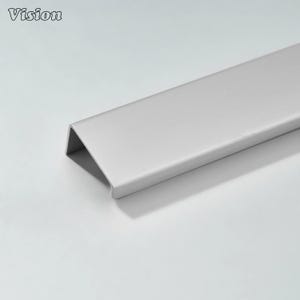 Może przedstawiać: Srebrny uchwyt do szafki o prostokątnym kształcie z wpuszczonym uchwytem. Słowo "Vision" jest wydrukowane w lewym górnym rogu. Uchwyt jest wykonany z metalu i ma gładkie, matowe wykończenie.
