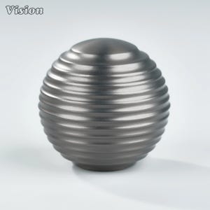 Puede incluir: Un pomo decorativo esférico gris oscuro con una superficie estriada y texturizada. El pomo tiene una parte superior redondeada y una base ligeramente más ancha. La palabra "Vision" está en la esquina superior izquierda.