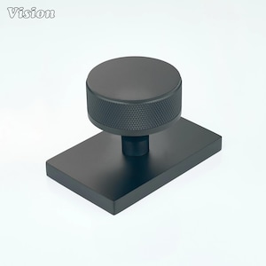 Puxador de porta em latão serrilhado – Preto, moderno, industrial, minimalista, para interiores.