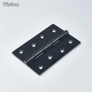 Peut inclure: Une charnière de porte noire avec plusieurs trous de vis. La charnière est rectangulaire avec une goupille cylindrique au centre. Le mot "Vision" est dans le coin supérieur gauche.