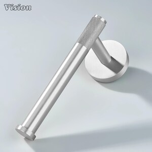 以下が含まれることがあります： モダンなつや消しニッケルのトイレットペーパーホルダー。テクスチャード加工のグリップが付いた円筒形のバーと、円形の壁掛けプレートが特徴です。Visionのロゴが見えます。ミニマルで洗練されたデザインです。