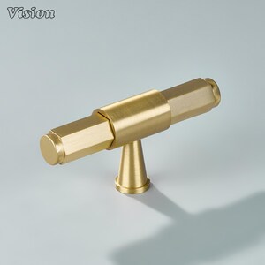 Puxador hexagonal em latão maciço com design dourado para gavetas e armários.