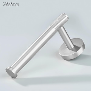 以下が含まれることがあります： つや消しメタルのトイレットペーパーホルダー。ホルダーは、ロール用の円筒形のバー、垂直サポート、円形のベースを備えています。バーの端は平らな円形の端です。バーの上部には溝のあるテクスチャがあります。「Vision」という文字が左上にあります。