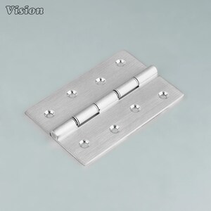Peut inclure: Une charnière en argent brossé avec plusieurs trous de vis. La charnière a un centre cylindrique et deux plaques rectangulaires. Le mot "Vision" est dans le coin supérieur gauche.