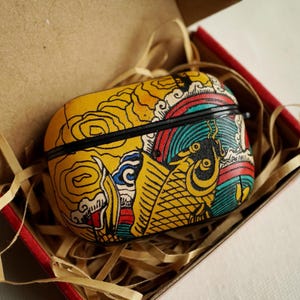 Funda para AirPods de piel con diseño de pez dibujado a mano: Funda personalizada