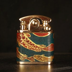 Accendino ricaricabile Koi Design - Accendino Zippo fatto a mano con incisione del nome - Accendino artigianale in vera pelle