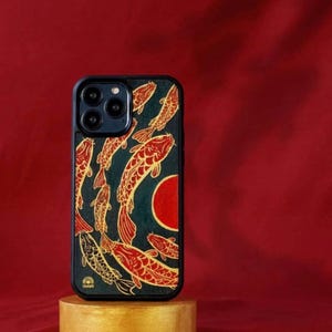Handgeschilderd koi-leren iPhone-hoesje: gepersonaliseerde achterkant telefoon