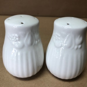 Vintage White Salt and Pepper shakers with fruit/ White fruit salt and pepper shakers/ Salt and Pepper Shakers