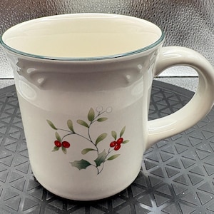 Pfaltzgraff /Winterberry Mug/ Mug