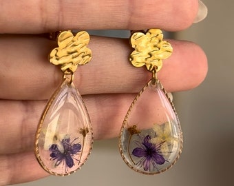 Goldene Ohrringe, Blumen Schmuck, Edelstahl Ohrringe, Geschenk für sie, Epoxy Ohrringe, echte Blume Ohrringe