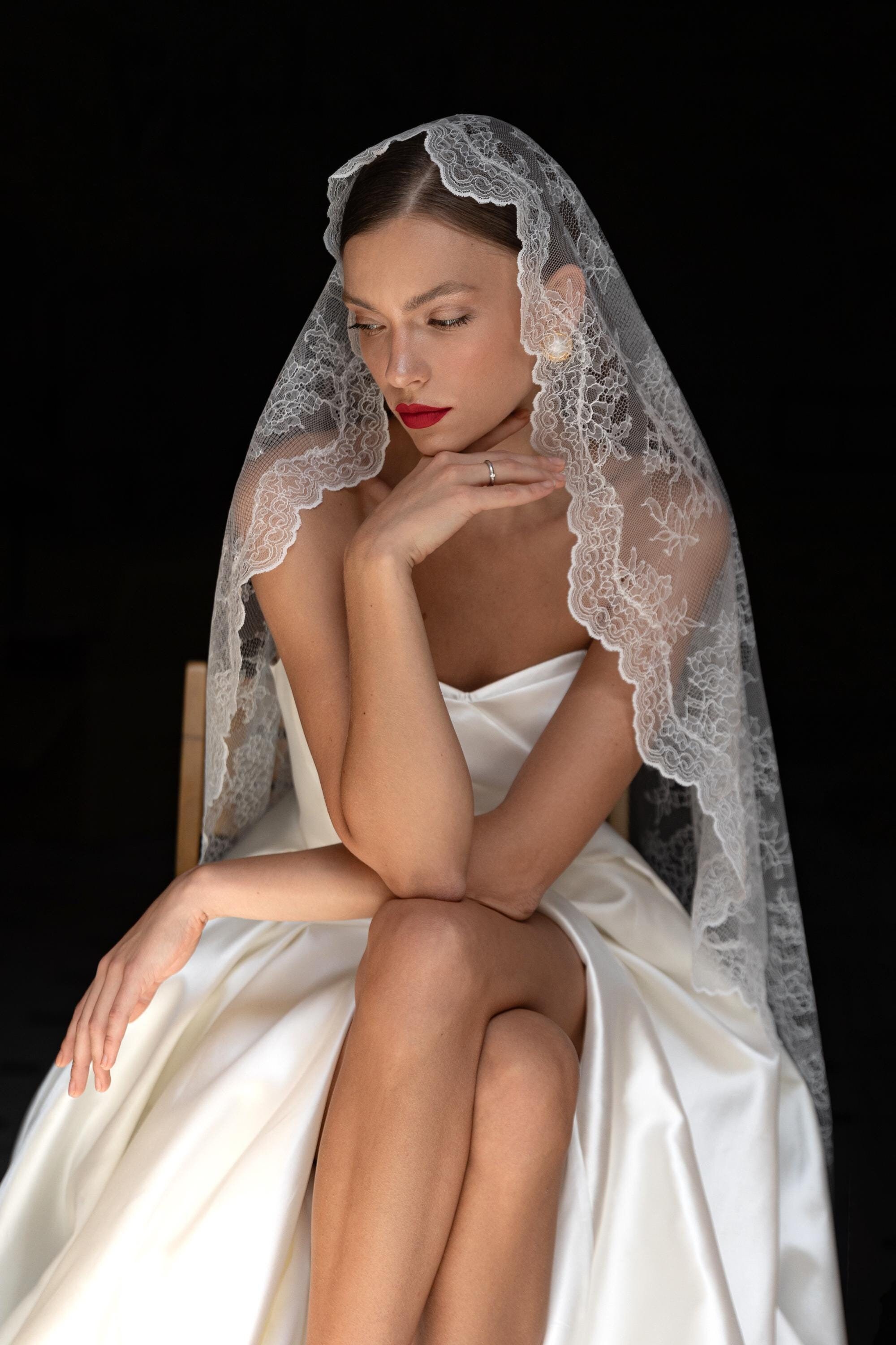 Lace wedding veil, wedding veil, сhantilly wedding veil, spanish veil | Olivia Veil
