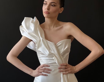 Robe de mariée en satin ivoire, robe de mariée corset, robe de mariée trapèze à une épaule, robe de mariée victorienne, robe de mariée vintage| Kamila