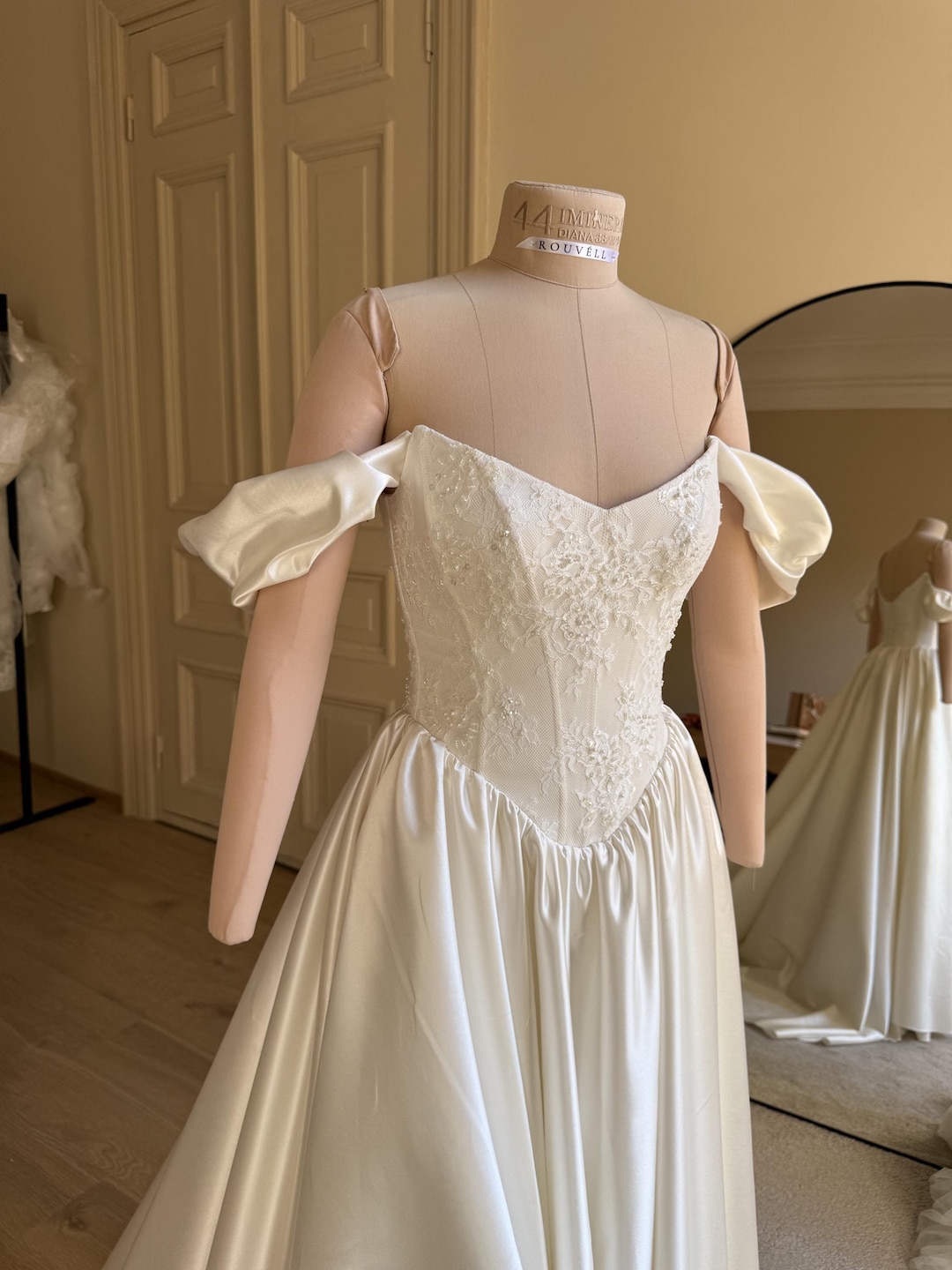 Vestido de noiva corpete de cetim marfim com decote ombro a ombro