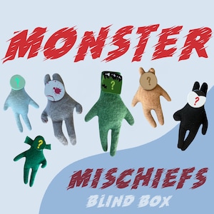 Puede incluir: Colección de peluches de monstruos hechos a mano en varios colores, incluyendo azul, gris, verde, marrón y negro. Cada monstruo tiene un diseño único, con signos de interrogación y otros detalles. El texto "MONSTER MISCHIEFS BLIND BOX" se muestra en rojo.