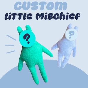 Op de afbeelding: Twee vilten figuren in teal en lichtblauw, elk met een cirkelvormig gezicht en een vraagteken. De teal figuur heeft een teal gezicht met een donkerblauw vraagteken. De tekst "CUSTOM little mischief" staat boven de figuren.