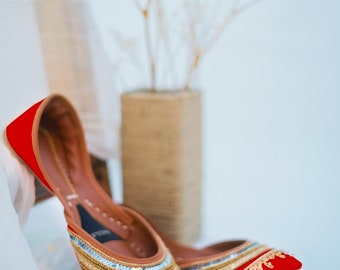 Juttis florales rojos, khussa de seda cruda adornada, zapatos de novia